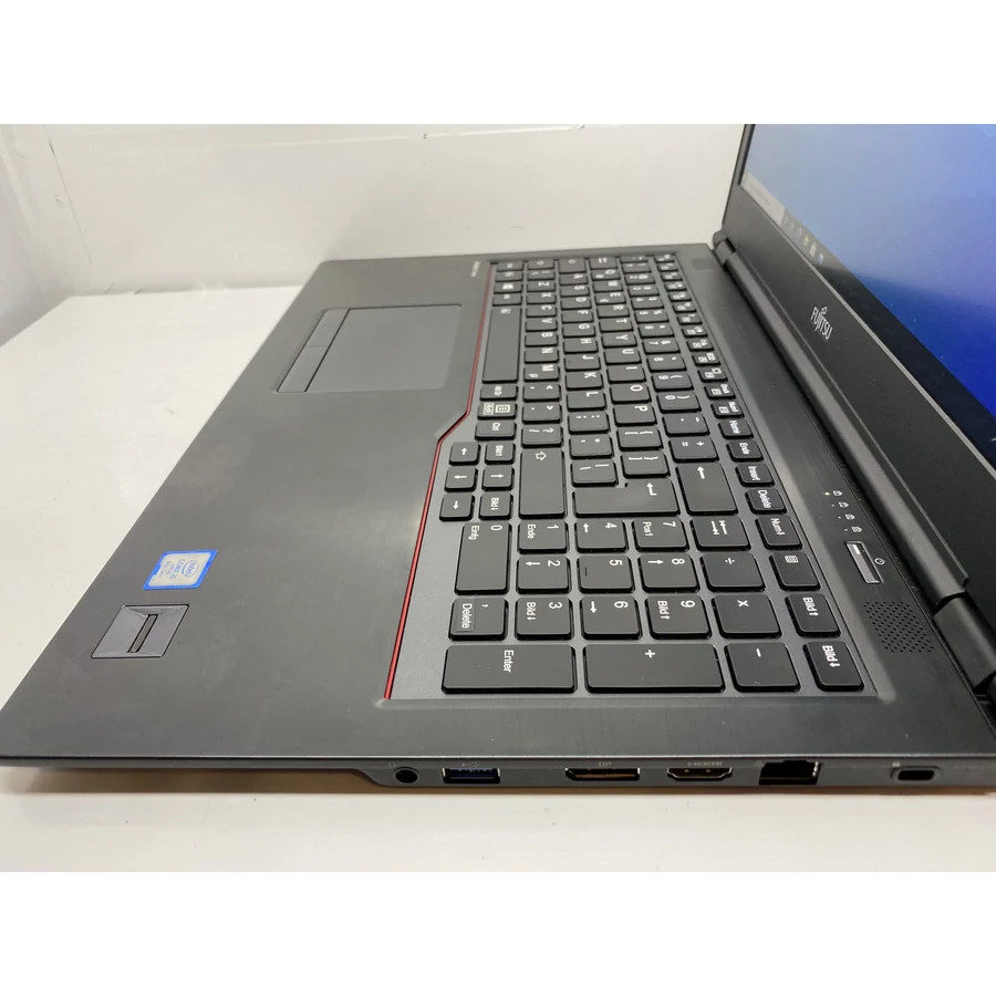 Fujitsu LIFEBOOK U758 csatlakozók és billentyűzet